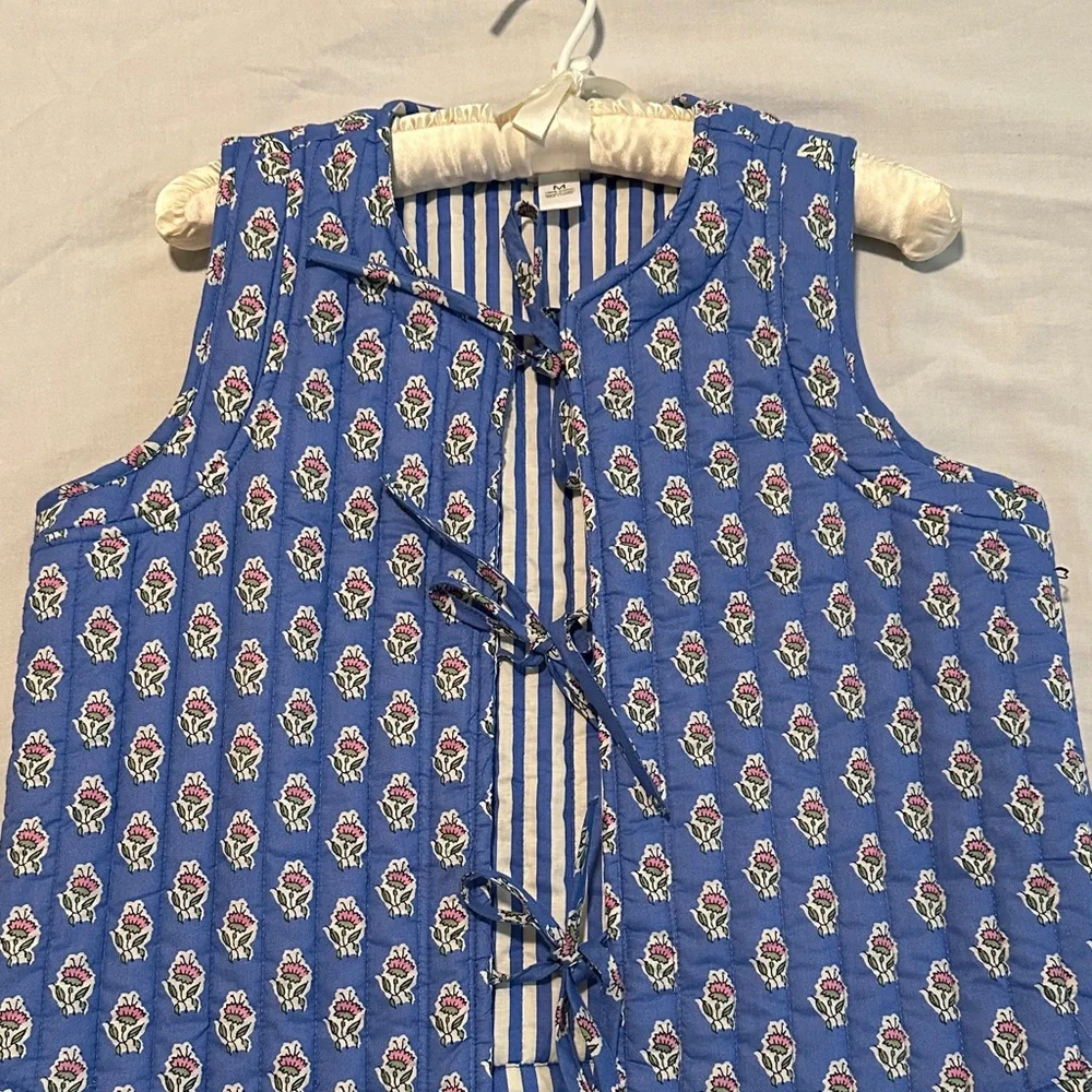 Blue Floral Quilted Vest - Women's Sleeveless Jacket - Picture 2 of 12